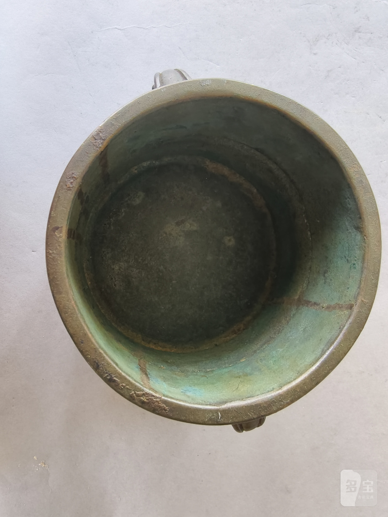 A cylindrical bronze incense burner in the shape of a cylindrical 'Lian' with relief burrs and mask handles on the sides - 图16